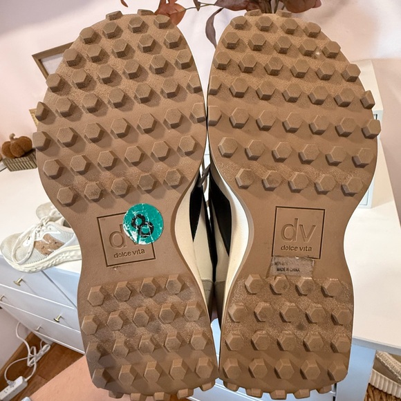 Dolce Vita Bynx Lace-Up Jogger Sneakers - Picture 7 of 7